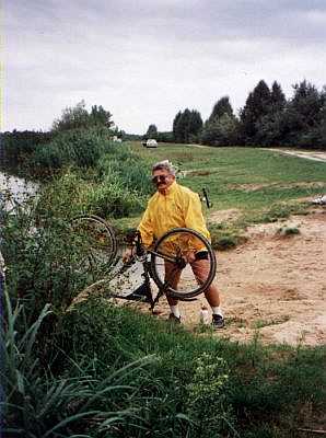 Boris cisti svoj stroj po jazde v lese